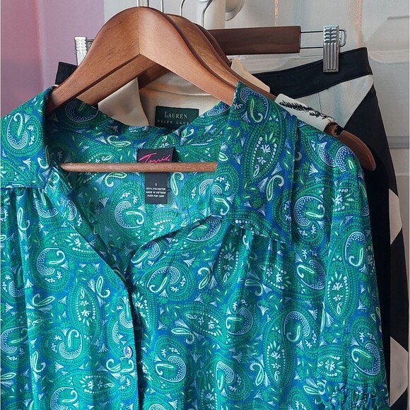 Plus Size+ Torrid Sheer Paisley Blouse with Collar & Shirring on bottom Sz 1X - Picture 7 of 8